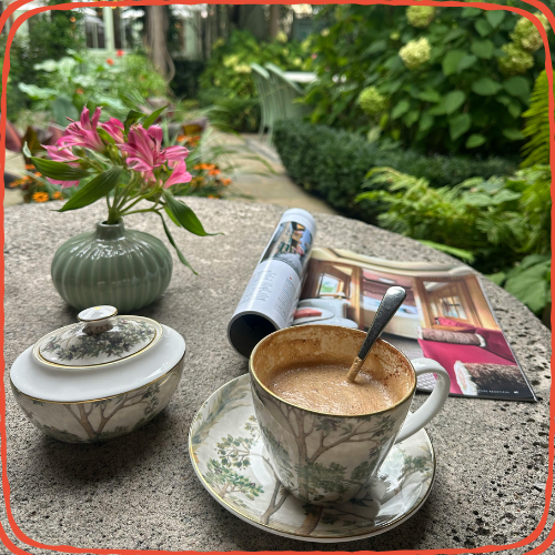 Fika och kaffe i trädgård på sommarrestaurang i Höga Kusten